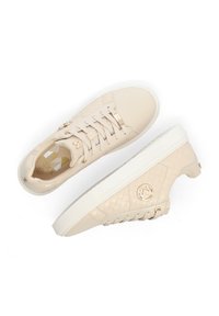 Krémové tenisky s hladkým a prošívaným povrchem. Mají ploché tkaničky, zlaté detaily a kulaté logo na boku. Gumové podešve.