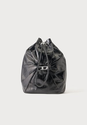 Borsetta in pelle nera lucida con coulisse e dettaglio fibbia argento su sfondo chiaro uniforme.