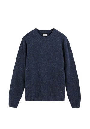 Suéter azul marino con un patrón de tejido texturizado, cuello redondo y puños y dobladillo acanalados. Fabricado con una mezcla de tejidos para añadir profundidad.