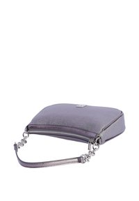 Bolso de mano metálico morado con forma rectangular estructurada, superficie texturizada, herrajes plateados y una correa de cadena desmontable.