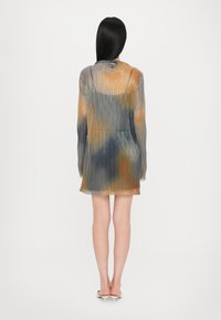 Durchsichtiges Hemdkleid mit plissierter Textur, das ein Ombre-Muster in Orange-, Blau- und Grautönen zeigt, mit langen Ärmeln und geradem Schnitt.