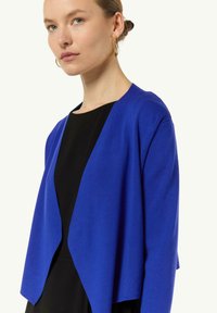 comma MIT POINTELLE-DETAILS AM RÜCKEN - Strickjacke - ozeanblau