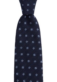 Navyblaue strukturierte Krawatte mit einem geometrischen Muster aus hellblauen Quadraten. Schmaler Schnitt mit klassischer spitz zulaufender Form. Robustes Stofffinish.