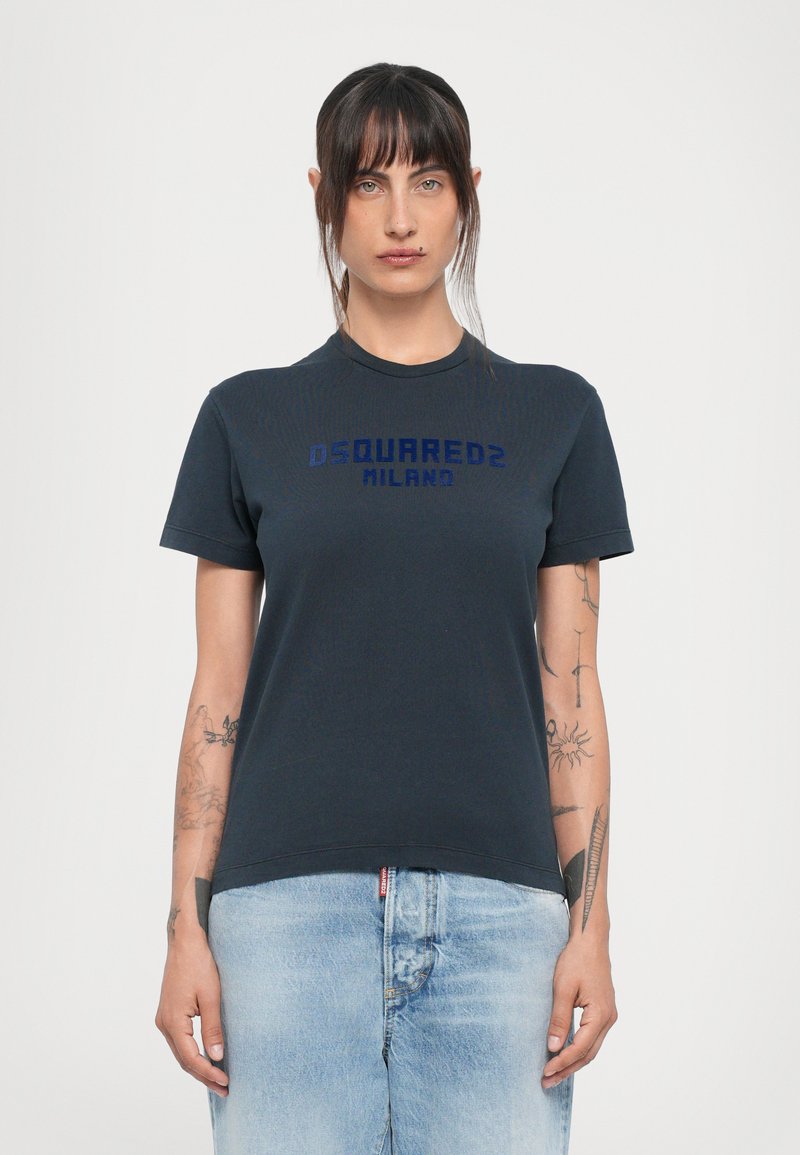 Zwarte t-shirt met korte mouwen en een ronde halslijn, met blauwe geborduurde tekst "DSQUARED2 MILAN" op de voorkant. Gemaakt van katoen.