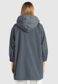 Szara lekka kurtka z kapturem, z elastycznymi mankietami i zwężonym dołem. Gładka tekstura, minimalistyczny design i praktyczne detale.