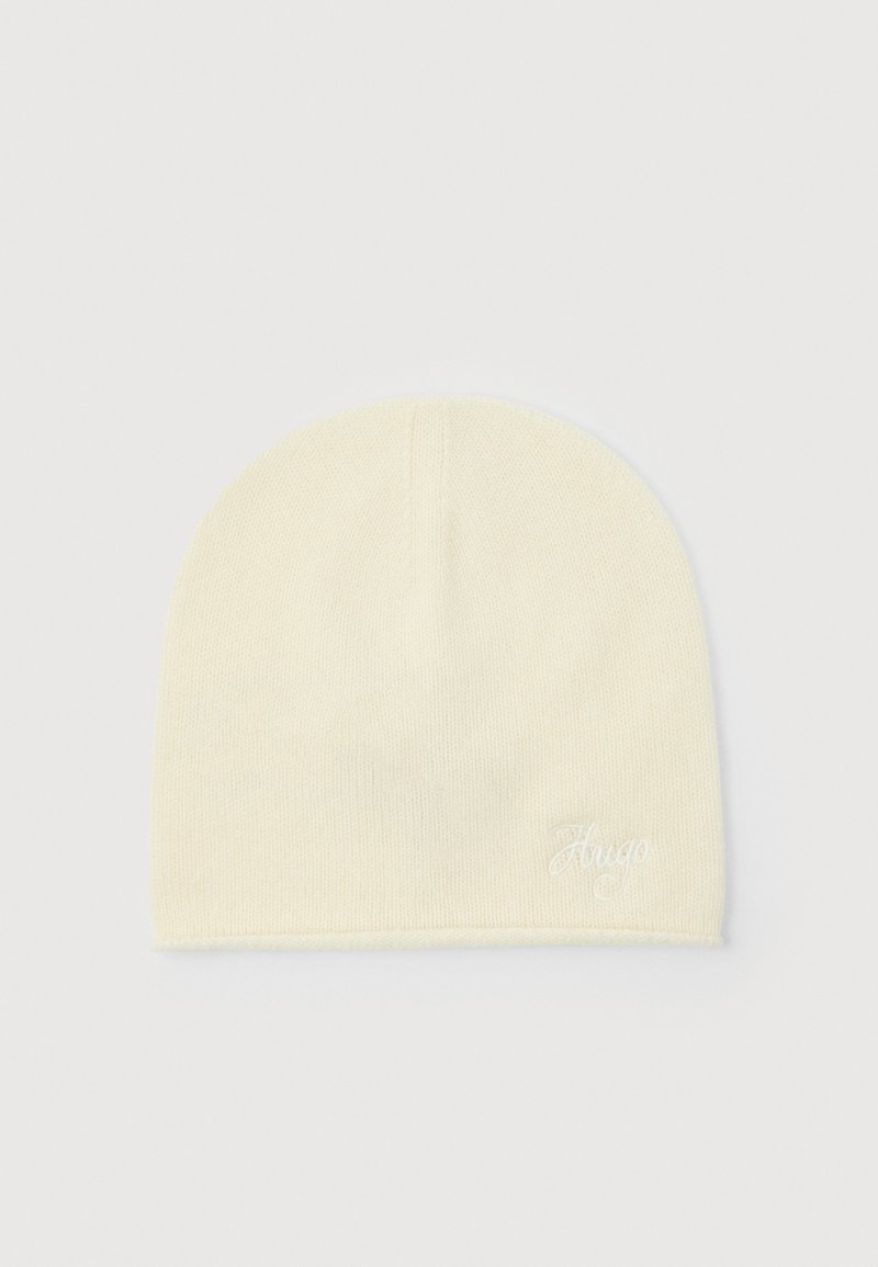 Kremowy dzianinowy beanie o delikatnej, prążkowanej strukturze, z subtelnie haftowanym logo "Hugo" blisko dolnej krawędzi.