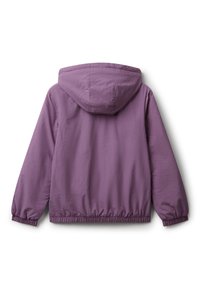 Vista posteriore di una giacca a vento viola con cappuccio, dotata di polsini e orlo elasticizzati, esposta su uno sfondo bianco.