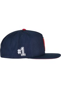 Marineblå baseballcap med en rød detalje på topknappen, prydet med en hvid broderet "#1" på siden og et fladt skygge-design.