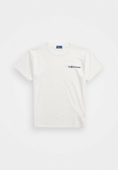 Balta medvilnės marškinėliai su trumpomis rankovėmis, apvalia iškirpte ir mėlynu logotipu, kuriame užrašyta "Polo Ralph Lauren" kairėje krūtinės pusėje.