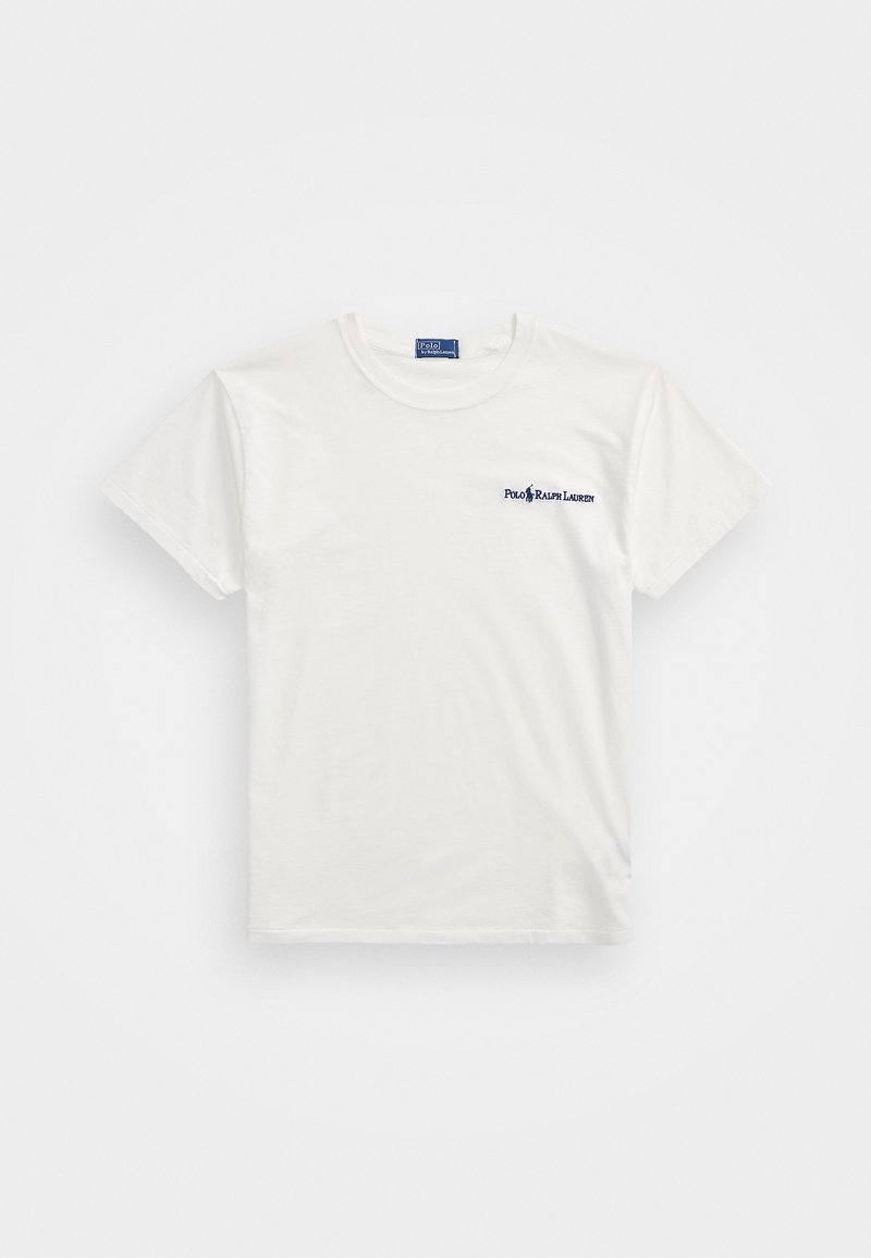Λευκό βαμβακερό T-shirt με κοντά μανίκια, στρογγυλή λαιμόκοψη και μπλε λογότυπο που γράφει "Polo Ralph Lauren" στο αριστερό μέρος του στήθους.