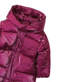 Chaqueta acolchada fucsia con cuello alto, diseño acolchado y acabado brillante. Presenta costuras gruesas y una textura acolchada.