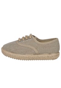 Zapato de lona beige con punta redonda, diseño de cordones y ojales plateados. Un detallado borde de yute alrededor de la suela añade textura.