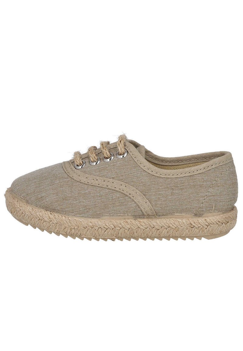 Zapato de lona beige con punta redonda, diseño de cordones y ojales plateados. Un detallado borde de yute alrededor de la suela añade textura.
