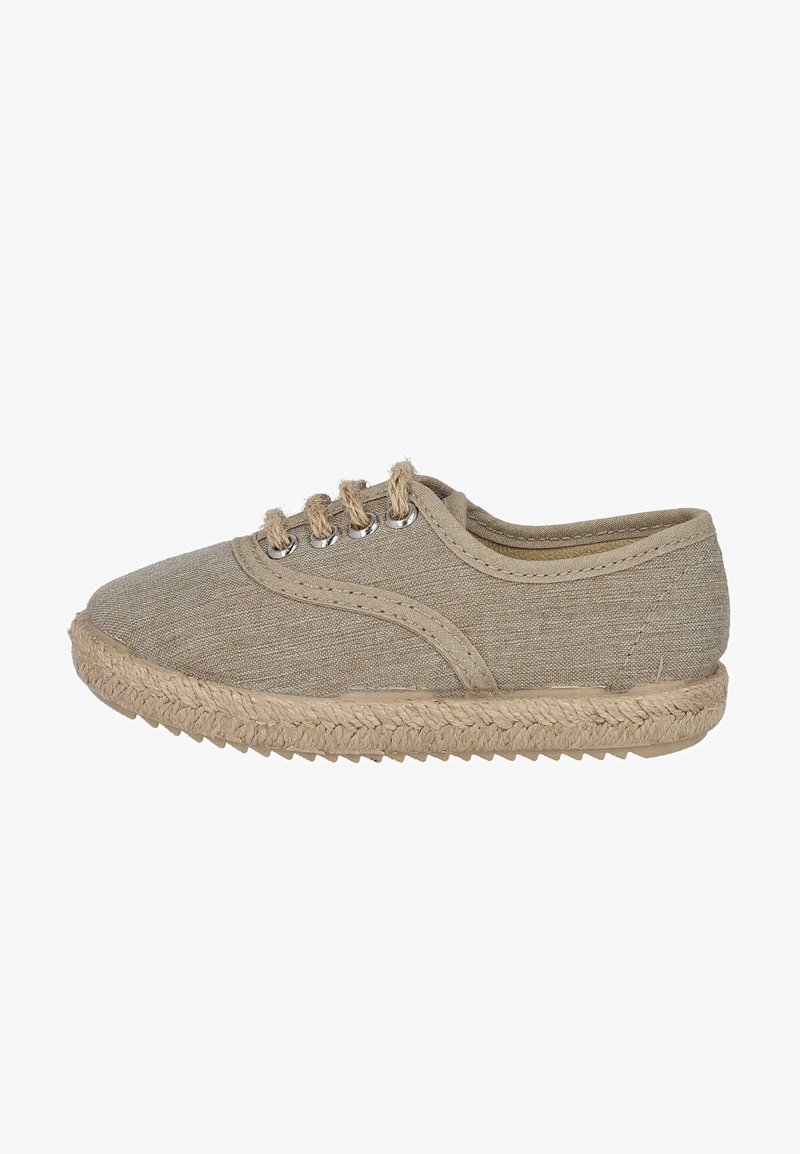 Zapato de lona beige con punta redonda, diseño de cordones y ojales plateados. Un detallado borde de yute alrededor de la suela añade textura.