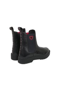Bottines Chelsea en cuir noir avec des panneaux latéraux élastiques, des accents roses et un détail en forme de cœur. Possède une semelle texturée et des coutures contrastées.