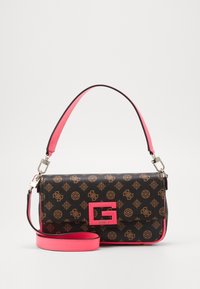 Sac en similicuir noir à motifs avec une poignée rose, présentant des logos décoratifs et un détail en métal orné d'un logo en forme de G rose proéminent.