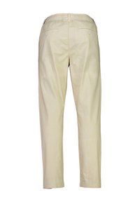 Beige, lichte broek met een relaxte pasvorm. Heeft een elastische tailleband en twee achterzakken met knoopsluitingen. Zachte, effen textuur.