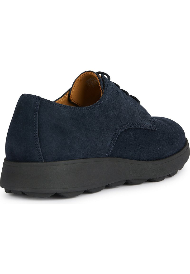 Chaussure en suède navy avec un bout arrondi, design à lacets, semelle en caoutchouc noir et coutures sur la tige. Convient pour un usage décontracté.