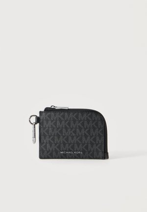 Fekete Michael Kors cipzáras kártyatartó logómintával és ezüst kulcstartóval fehér háttéren.