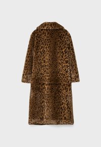 Leopardprint kunstpelsjakke med krave, lange ærmer og lige silhuet. Har en blød, tekstureret overflade i brune og sorte nuancer.