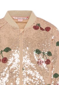 Giacca bomber rosa chiaro, superficie con paillettes, presenta un ricamo di ciliegie in rosso e verde, con un colletto beige glitterato e chiusura con cerniera.