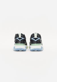 Pantofi atletici negri cu o parte superioară din plasă și material sintetic, având un toc verde deschis, accente albastre și tălpi albe cu modele texturate.