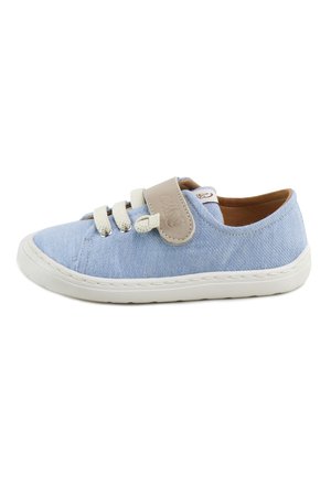 Zapatilla deportiva casual azul claro con tira de velcro beige, cordones color crema, suela de goma blanca y forro interior marrón, vista de lado.