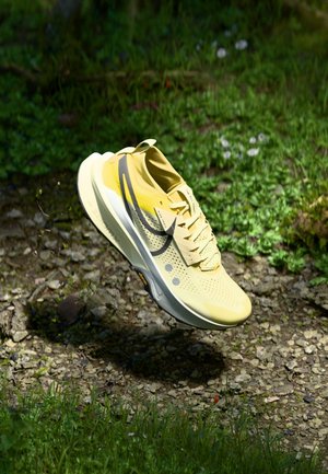 ZOOMX ZEGAMA TRAIL 2 - Trail running shoes - alabaster/med ash/lightening/saturn gold/light bone/desert khaki