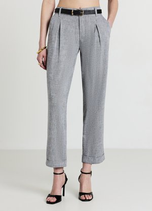 Pantaloni grigi a pieghe con cintura nera, vestibilità sartoriale, orlo risvoltato, tessuto a trama e dettagli di motivo sottili, abbinati a sandali neri con tacco alto.