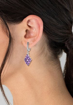 Silberne Creolen mit einem diamantenförmigen Anhänger, die mehrere lila Edelsteine in einer gruppierten Anordnung zeigen.