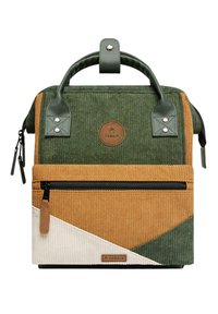 Sac à dos en velours côtelé vert, orange et crème avec une forme structurée, une poignée supérieure, une poche zippée à l'avant et un patch logo. Tissu texturé.