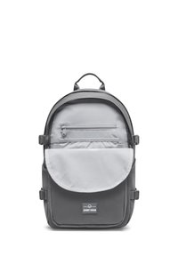 Rucsac gri cu o textură netedă, curele reglabile, buzunar frontal cu fermoar și un capac rotunjit cu un logo în partea de jos.