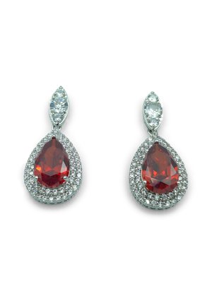 Orecchini a goccia rossi con accenti trasparenti scintillanti. Montati in metallo, incastonati con gemme più piccole, caratterizzati da una finitura in argento lucido.