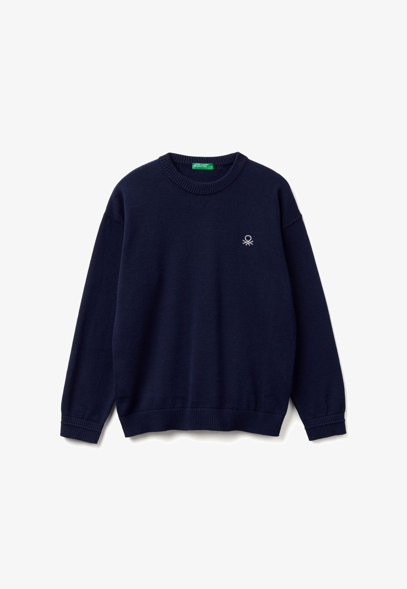 Granatowy sweter z dzianiny, okrągły dekolt, długie rękawy, ściągacze na rękawach oraz małe haftowane logo po lewej stronie klatki piersiowej. Miękka tekstura.