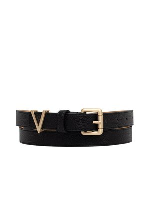 Cintura in pelle nera con fibbia rettangolare dorata e un elemento decorativo dorato a forma di V vicino alla fibbia, mostrata arrotolata su uno sfondo bianco.