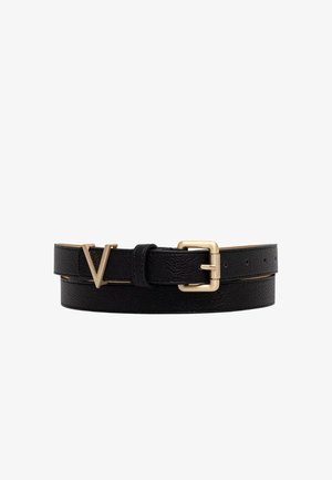 Cintura in pelle nera con fibbia rettangolare dorata e un elemento decorativo dorato a forma di V vicino alla fibbia, mostrata arrotolata su uno sfondo bianco.