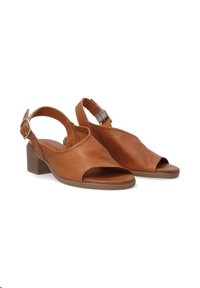 Braune Leder-Slingback-Sandalen mit offener Zehe, einem moderaten Blockabsatz und einer Schnallenakzent für eine verstellbare Passform. Glatte Textur, minimales Design.
