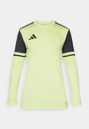 Maglietta sportiva a maniche lunghe di colore giallo neon con accenti e strisce nere. Presenta un collo a giro e è realizzata in poliestere.