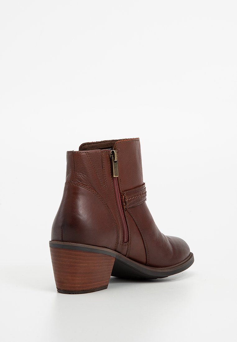 Braune Leder-Ankle-Boots mit runder Zehenform, seitlichem Reißverschluss und gestapeltem Absatz. Verfügt über ein strukturiertes Design und kontrastierende Akzente.