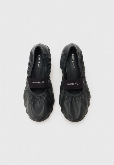 Ζευγάρι μαύρα μπαλαρίνια από δέρμα με ρυτίδωση και μαύρο ελαστικό λουράκι με την επιγραφή «ROMBAUT», εμφανιζόμενα από πάνω σε λευκό φόντο.