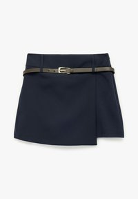 Marine wrap rok van soepel stof, voorzien van een bruine riem met een zilveren gesp. Het ontwerp omvat een zijsplit en een op maat gemaakte tailleband.