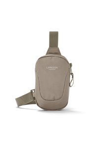 Malá, béžová crossbody taška vyrobená z odolnej textílie. Má jeden popruh, zapínanie na zips a minimalistické logo na prednej strane.