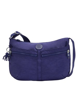 Donkerblauwe crossbodytas met twee voorvakken met rits, verstelbare schouderriem en een kleine aap sleutelhanger bevestigd aan een rits.
