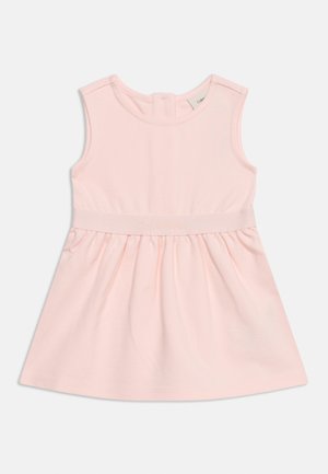 Vestitino da bambina rosa pallido senza maniche, con scollo rotondo, gonna plissettata e logo Calvin Klein sulla cintura.