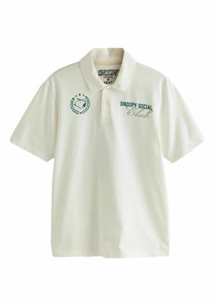 Hvid polo skjorte lavet af bomuld, med broderede grønne grafikker: et logo med stjerner og teksten "SNOOPY SOCIAL Club" på brystet.