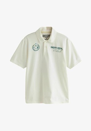 Valge polo särk, mis on valmistatud puuvillast, ja millel on tikitud rohelised graafikud: logo tähega ja tekst "SNOOPY SOCIAL Club" rinnal.