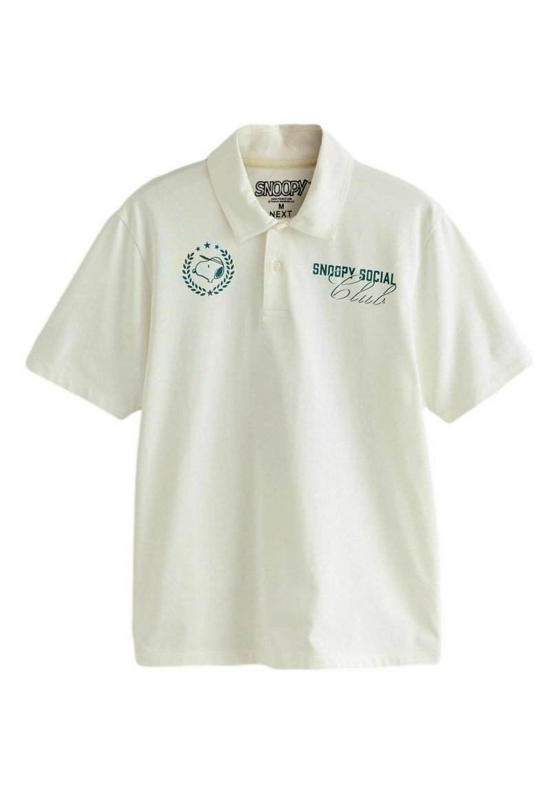 Witte polo gemaakt van katoen, met geborduurde groene graphics: een logo met sterren en de tekst "SNOOPY SOCIAL Club" op de borst.