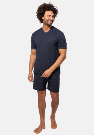 Marineblå kortærmet V-hals T-shirt med vandrette striber, parret med matchende shorts. Materialet ser blødt og afslappet ud.