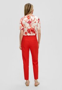 s.Oliver BLACK LABEL MIT SCHMAL ZULAUFENDEM BEIN - Pantalon de costume - preiselbeere