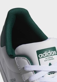 adidas Originals SUPERSTAR - Treniņu apavi - ftwr white/collegiate green/ftwr white
